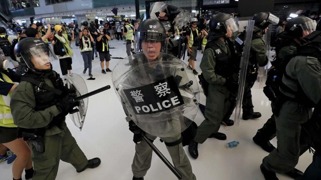 Kepolisian Hong Kong menyatakan menangkap delapan orang pada Jumat (2/8), yang diduga akan melakukan demonstrasi yang bakal berlangsung pada akhir pekan ini.