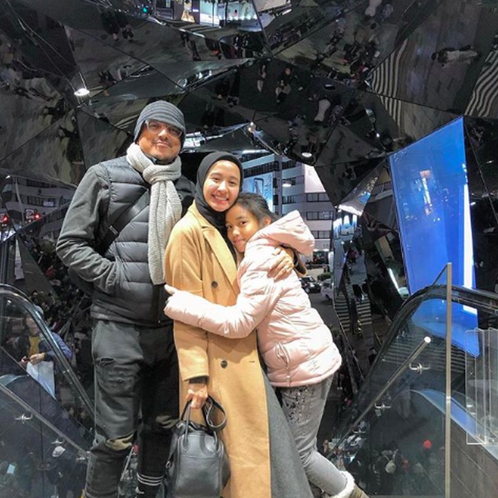 Akhirnya, Aleesya enggak mau ketinggalan buat foto bareng. Dekat banget ya Aleesya dan Bella. (Foto: Instagram @laudyacynthiabella)