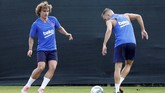 FOTO: Transfer Bermasalah, Griezmann Semringah di Barcelona Penyerang Antoine Griezmann melakoni latihan perdana dengan Barcelona di Joan Gamper pada Senin (15/7) waktu setempat usai direkrut dari Atletico Madrid.