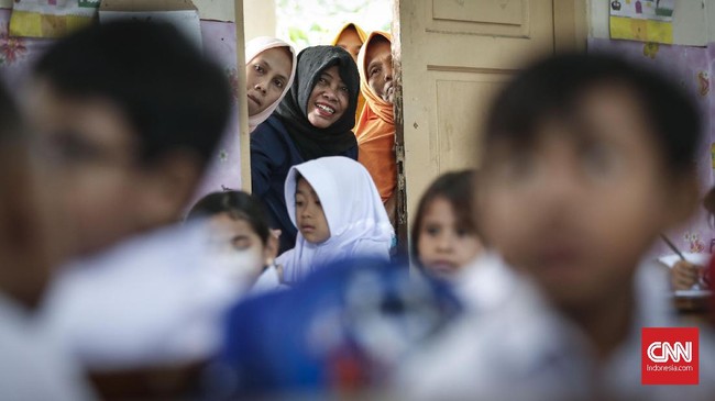 FOTO : Ragam Ekspresi Siswa di Hari Pertama Sekolah
