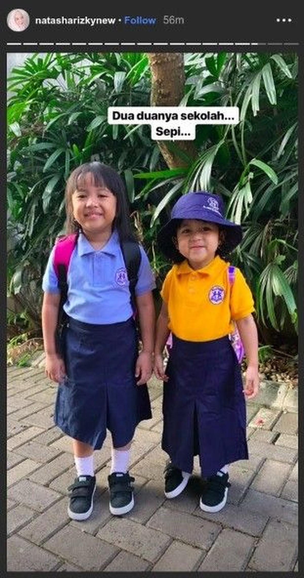 Momen hari pertama masuk sekolah juga dirasakan oleh sejumlah anak artis&period; Mereka juga diantar ke sekolah oleh orangtuanya yang artis terkenal&period;