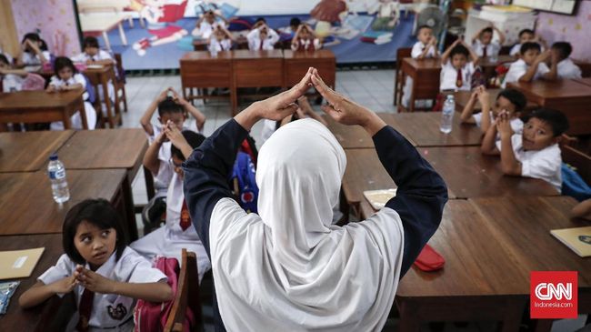 Guru mengajar bernyanyi dan perkenalan dengan siswa baru di SD Negeri Karet 01, Jakarta, Senin, 15 Juli 2019. CNN Indonesia/Safir Makki