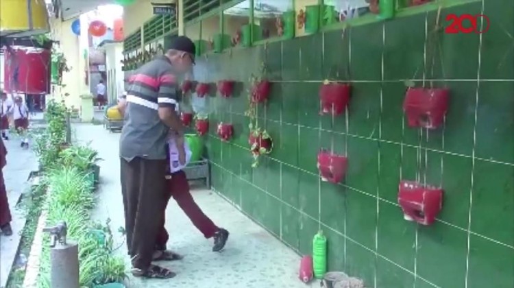 Sejumlah peristiwa unik dan lucu mewarnai hari pertama sekolah. Bagaimana dengan Bunda dan Ayah saat mengantar si kecil?