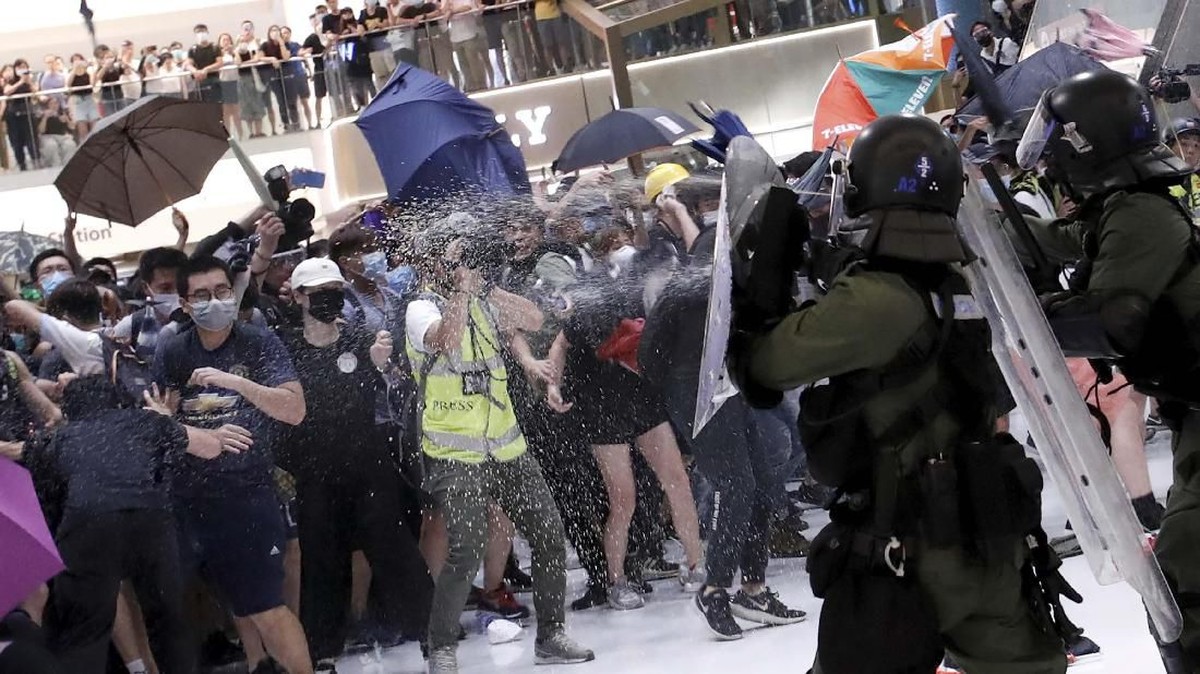 FOTO: Polisi dan Aktivis Hong Kong Bentrok di Mal