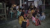 FOTO: Nasib Warga Maluku Utara Usai Diguncang Gempa Warga memilih tidur di ruang terbuka setelah gempa berkekuatan magnitudo 7,2 mengguncang sejumlah daerah di Maluku Utara, Minggu (14/7).