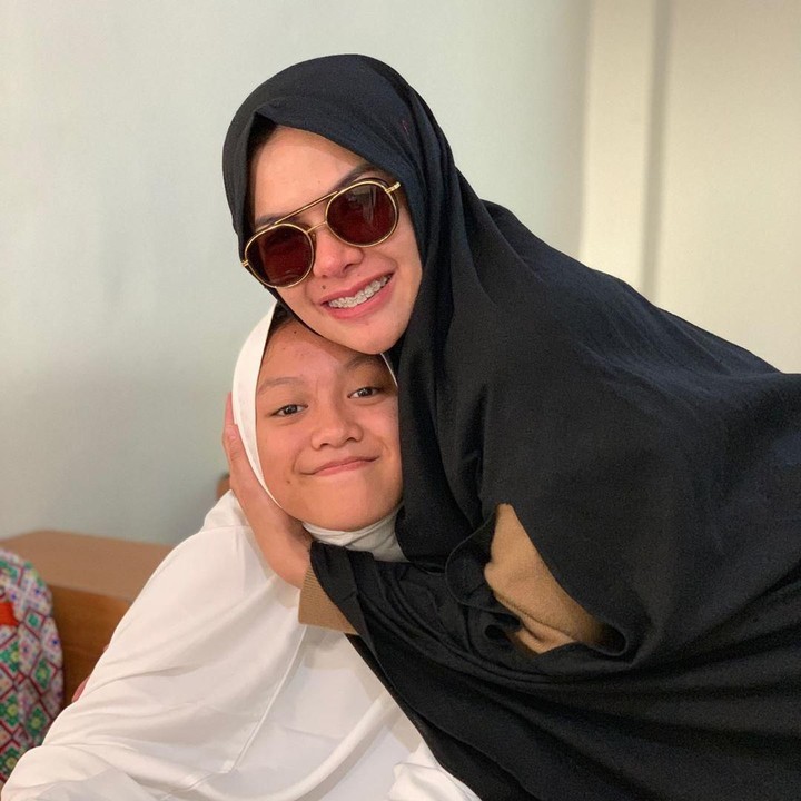 <p>Presenter Nikita Mirzani hari ini juga sibuk mengantar anak pertamanya, Laura Meizani ke sekolah, Bun. Ibu dan anak ini kompak mengenakan pakaian senada. (Foto: Instagram @nikitamirzanimawardi_17)</p>