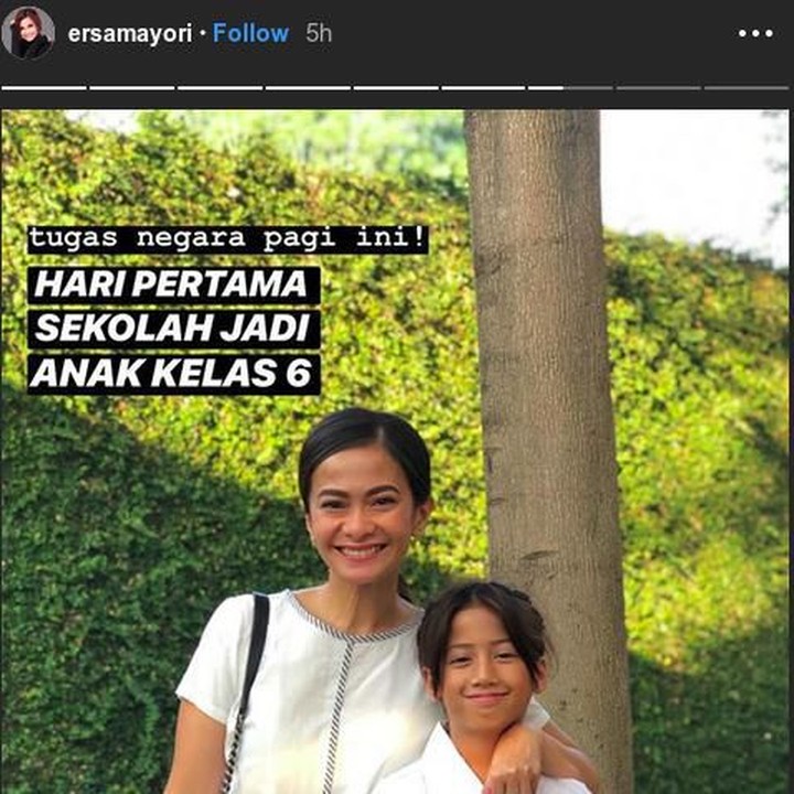 <p>Tugas baru setelah libur panjang, Ersa Mayori mengantar putri bungsunya, Tallula Malaika yang hari ini resmi jadi anak kelas 6 SD. (Foto: Instagram @ersamayori)</p>