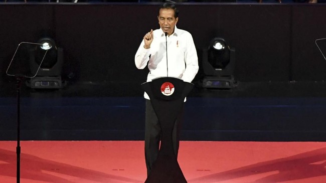 Presiden Jokowi yang masih terus menyinggung hambatan perizinan investasi dinilai membuktikan ada yang salah pada strategi penyelesaian masalah selama ini. 