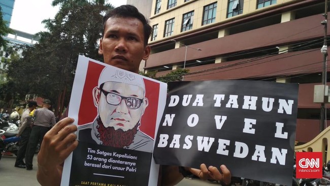 Koalisi LSM menggelar aksi teatrikal 'polisi tidur' sebagai bentuk pesimisme terhadap kerja kepolisian dalam mengungkap kasus Novel Baswedan.