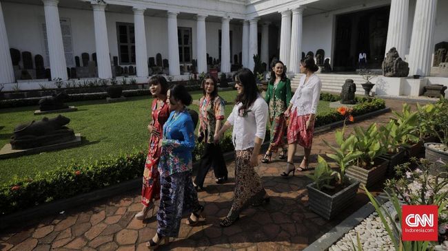 Sebagai produk budaya, kebaya telah melalui perjalanan panjang di Nusantara dan sejumlah negara Asia.