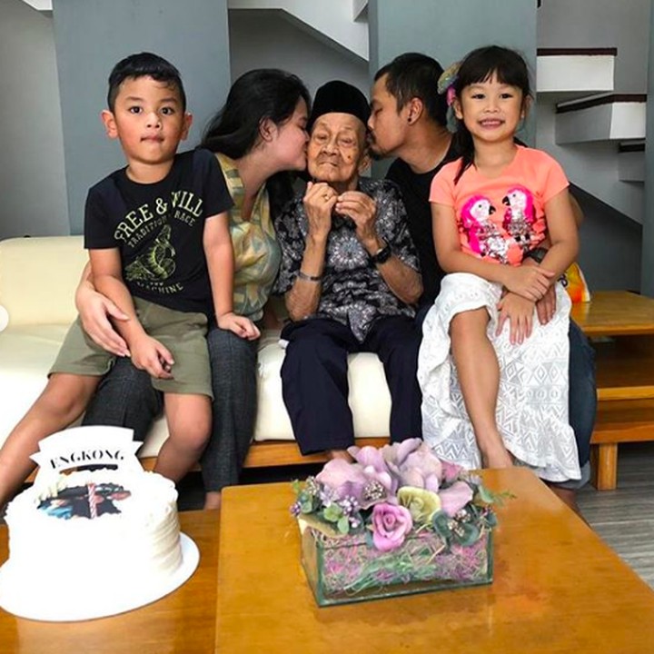 <p>Merayakan ulang tahun sang Engkong tersayang nih. Namanya Engkong Muhad yang kini pada Desember lalu berusia 87 tahun. (Foto: Instagram @wendicagur)</p>