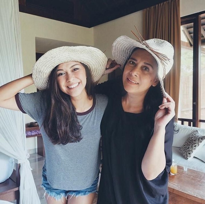 <p>Foto ini diunggah Nana Mirdad saat mengucapkan selamat ulang tahun untuk sang bunda, Lydia Kandou. "<em>To the strongest and the most beautiful mother ever. Selamat ulang tahun, mama. Semoga mama diberi kebahagiaan, kesehatan dan umur yang panjang</em>," tulis Nana. <em>So sweet ya.</em> (Foto: Instagram @nanamirdad_)</p>