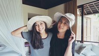 <p>Foto ini diunggah Nana Mirdad saat mengucapkan selamat ulang tahun untuk sang bunda, Lydia Kandou. "<em>To the strongest and the most beautiful mother ever. Selamat ulang tahun, mama. Semoga mama diberi kebahagiaan, kesehatan dan umur yang panjang</em>," tulis Nana. <em>So sweet ya.</em> (Foto: Instagram @nanamirdad_)</p>