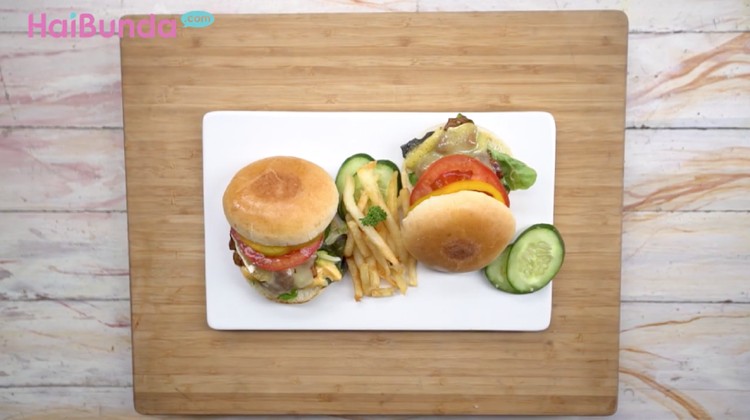 Meski menggunakan daging bebek, burger yang satu ini tak kalah lezat lho, Bun.