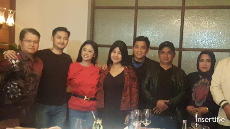 7 Momen Perdamaian Dewi Perssik dan Rosa Meldianti Setelah terlibat perseteruan yang cukup lama, Dewi Perssik dan keponakannya, Rosa Meldianti sepakat untuk berdamai.