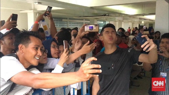 Pebulutangkis tunggal putra Indonesia, Jonatan Christie, kena jotos kamera ponsel seorang penggemar usai pertandingan pertama di Indonesia Open 2019.