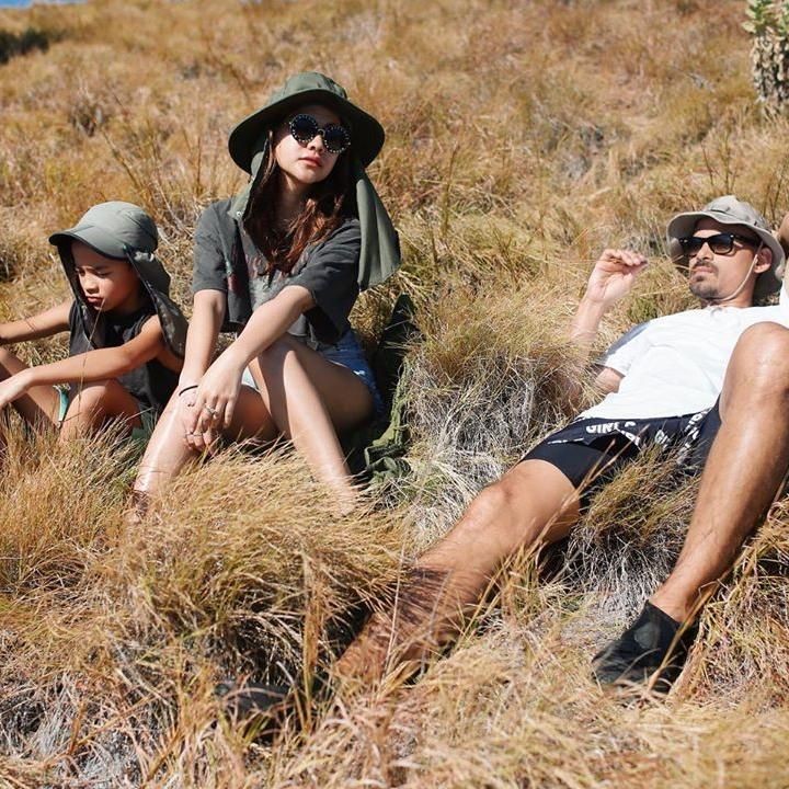 <p>Masih di Labuan Bajo, Bunga Citra Lestari dan keluarga terlihat santai menikmati pemandangan savana. (Foto: Instagram @bclsinclair)</p>