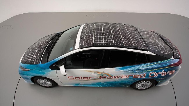 Modul sel surya yang ada pada Prius dikatakan sanggup bikin mobil dikemudikan hingga 56 km dengan mode baterai.