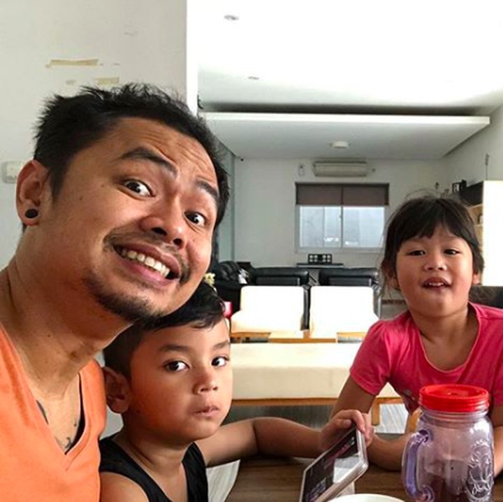 <p>Meskipun baru bangun tidur, Wendi dan keluarganya tetap percaya diri pajang foto belum mandi. Masih pada muka bantal nih. (Foto: Instagram @wendicagur)</p>