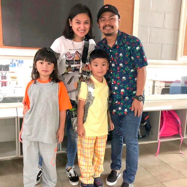 <p>Wendi merasa terharu menyaksikan anak-anaknya tumbuh sehat, dan bisa mengantarnya di hari pertama sekolah kemarin, Senin (15/07/2019). Kakak Audie sudah kelas 3 SD, sedangkan Kauki baru kelas 1 SD, Bun. (Foto: Instagram @wendicagur)</p>