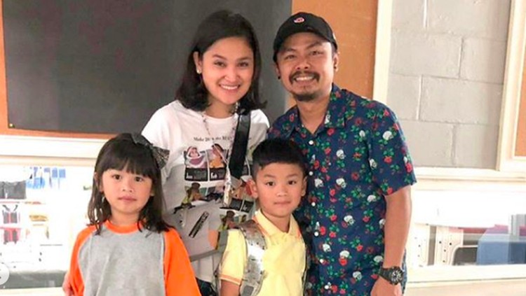 Cara Wendi 'Cagur' Menyikapi Kemampuan Indra Keenam Sang Anak Wendi menceritakan kalau kedua anaknya memiliki indra keenam, keturunan dari istrinya.