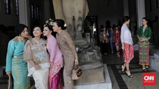 Sebagai busana nasional, kebaya hanya digunakan saat acara-acara tertentu. Padahal sebenarnya kebaya bisa juga digunakan untuk berbagai acara dan kesempatan. 