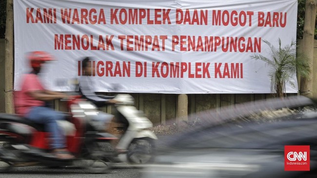 Pagar gedung di Kalideres yang digunakan para pencari suaka, kini digembok dan dirantai. Spanduk bertuliskan "Disegel Tidak Sesuai Peruntukkan" juga dipasang.