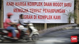 Pagar Gedung Pengungsian Para Pencari Suaka Disegel