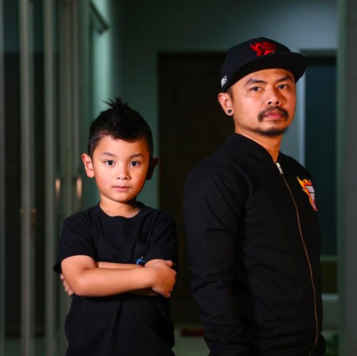 <p>Berpose bersama anak laki-lakinya, Aditya Manilkara Kauki. Diakui Ayah Wendi kalau Kauki memang lebih ganteng darinya. Setuju ya, Bun? He-he-he. (Foto: Instagram @wendicagur)</p>
