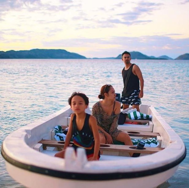 <p>Tak hanya bersantap di atas perahu besar, Bunga Citra Lestari dan keluarga juga menjajal perahu kecil sambil menikmati pemandangan alam. (Foto: Instagram @bclsinclair)</p>