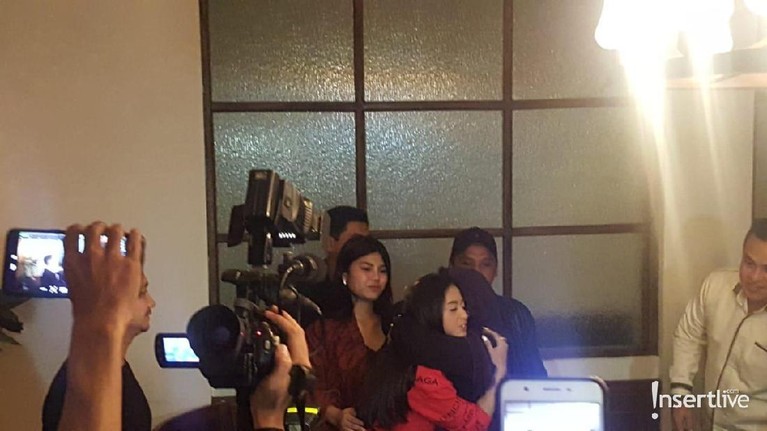 Setelah terlibat perseteruan yang cukup lama, Dewi Perssik dan keponakannya, Rosa Meldianti sepakat untuk berdamai.