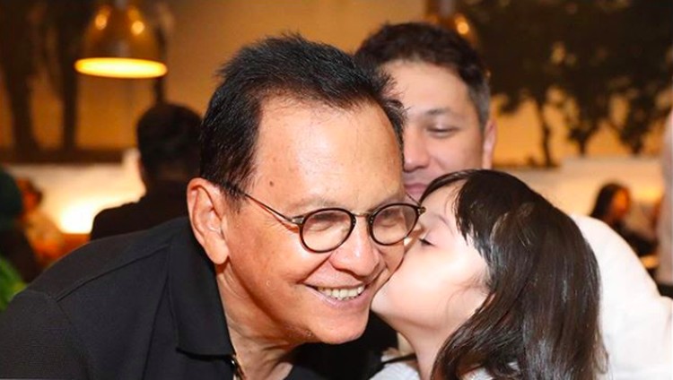 Mata Roy Marten berkaca-kaca melihat foto Gading yang memeluk Gempi. Bagaimana kehidupan Gading pasca bercerai?