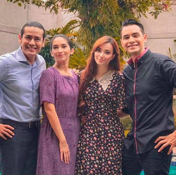 Kompaknya Rian dan Vira saat foto bareng lawan mainnya yang juga pasangan suami istri, Jonas Rivano dan Asmirandah. (Foto: Instagram/ @teuku.rian)