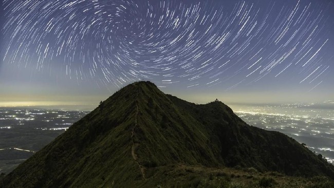 Karhutla terjadi di Gunung Andong, Magelang, awal pekan ini. Tim relawan dan aparat berhasil memadamkan api setelah 4 jam.