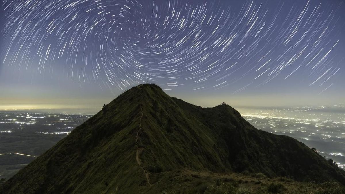 Aksi Rombongan Pendaki Karaoke di Puncak Gunung Andong, Warganet Geram