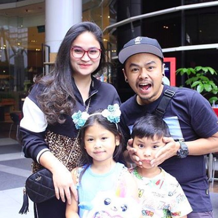 <p>Menikah dengan Ayu Natasha pada 2010, kini Wendi Cagur telah dikaruniai dua orang anak. Keluarga kecil mereka kompa banget. (Foto: Instagram @wendicagur)</p>