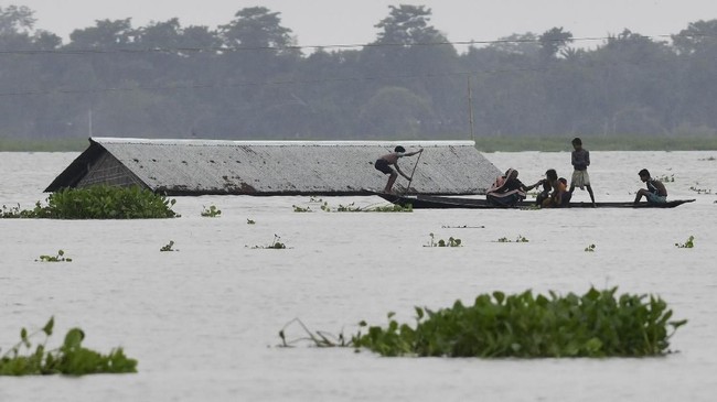Banjir terparah di India dalam 50 tahun terakhir telah menyebabkan 115 tewas, puluhan hilang, dan ratusan ribu warga dievakuasi. 