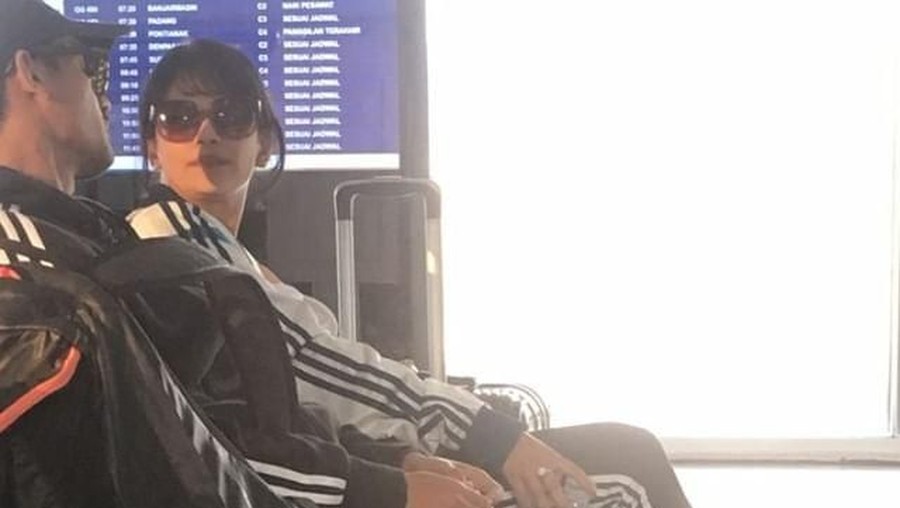 Pergi Liburan Bareng, Vanessa Angel & Bibi Ardiansyah Balikan? Vanessa Angel dan Bibi Ardiansyah tertangkap kamera tengah berada di bandara untuk pergi liburan bersama ke Bali. Balikan nih?