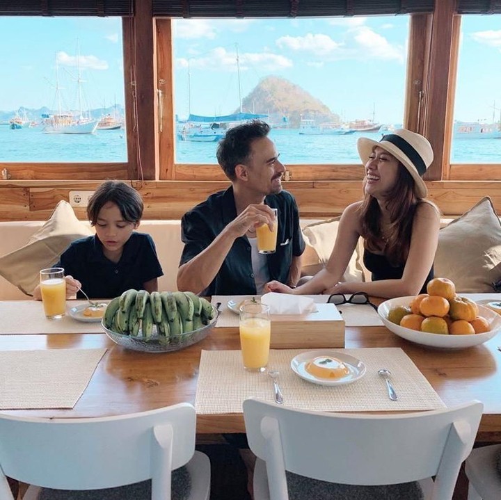 <p>Sebelum memulai aktivitas liburan di Labuan Bajo, Bunga Citra Lestari, Ashraf dan Noah sarapan dahulu di atas perahu nih, Bun. (Foto: Instagram @bclsinclair)</p>