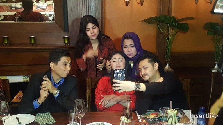 Setelah terlibat perseteruan yang cukup lama, Dewi Perssik dan keponakannya, Rosa Meldianti sepakat untuk berdamai.