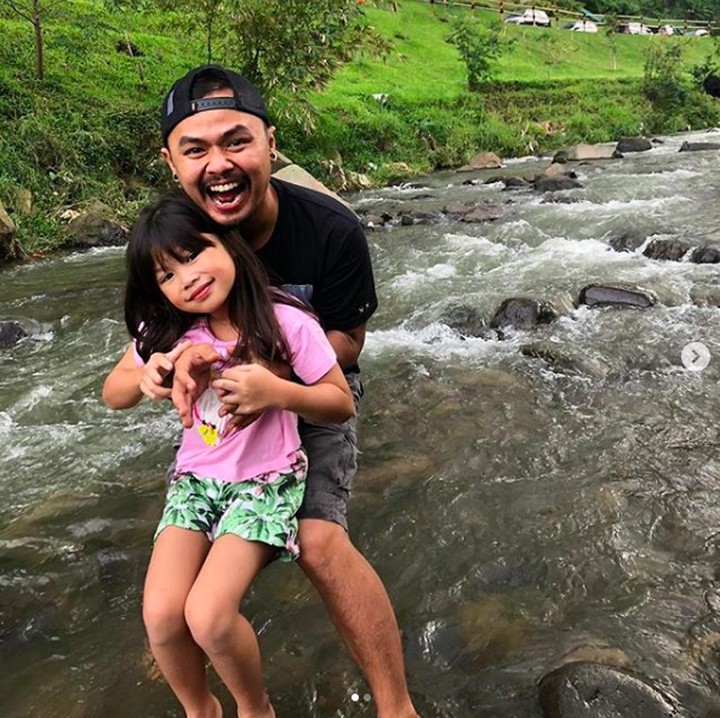 <p>Momen menyenangkan mengajak anak-anak menikmati alam bebas. Si kakak Audie Oryza Sativa kesenangan nih main air di kali. (Foto: Instagram @wendicagur)</p>
