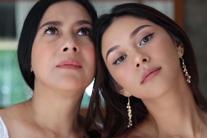 Di usia yang sudah kepala lima, Lydia Kandou tak kalah cantik dari dua putrinya, Nana dan Naysila Mirdad.