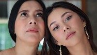 <p>Lydia Kandou saat menjadi model untuk <em>brand make-up</em> milik sang putri, Nana Mirdad. Terlihat seperti kakak dan adik ya, Bun? (Foto: Instagram @nanamirdad_)</p>