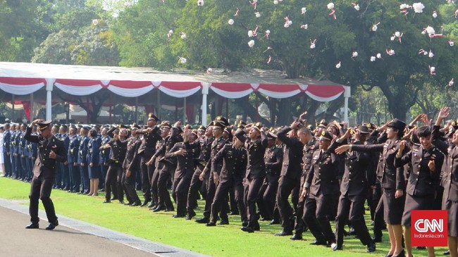 Presiden Joko Widodo berharap para perwira muda TNI-Polri ambil bagian dalam upaya menjaga Bhinneka Tunggal Ika.