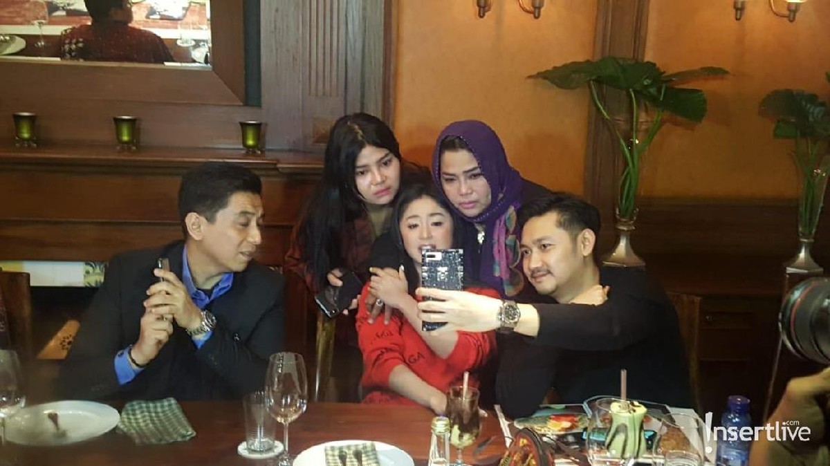 Setelah terlibat perseteruan yang cukup lama&comma; Dewi Perssik dan keponakannya&comma; Rosa Meldianti sepakat untuk berdamai&period;