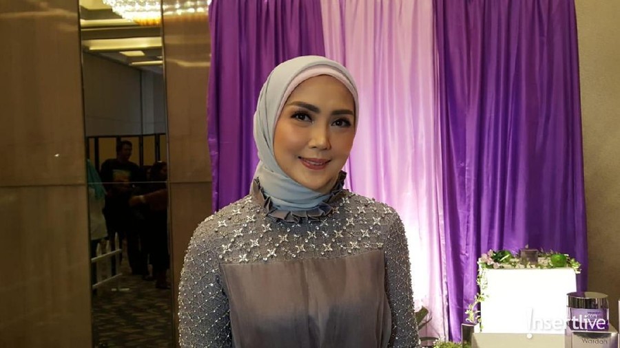 Selain mengikuti prosedur dari pemerintah, Fenita Arie rajin berwudu agar tak terserang virus corona.