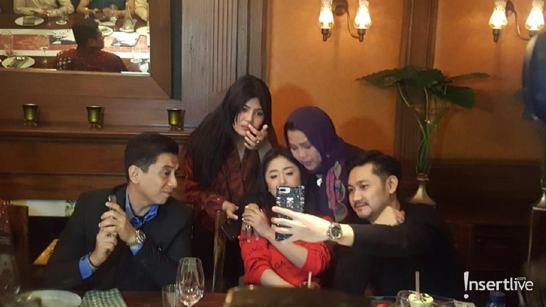 7 Momen Perdamaian Dewi Perssik dan Rosa Meldianti Setelah terlibat perseteruan yang cukup lama, Dewi Perssik dan keponakannya, Rosa Meldianti sepakat untuk berdamai.