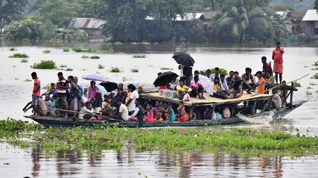Hujan muson yang menerjang wilayah timur India mengakibatkan 139 orang tewas. Banjir menggenangi area rumah sakit dan juga sekolah.