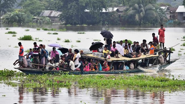 Korban Tewas akibat Banjir di India Tembus 139 Orang Hujan muson yang menerjang wilayah timur India mengakibatkan 139 orang tewas. Banjir menggenangi area rumah sakit dan juga sekolah.