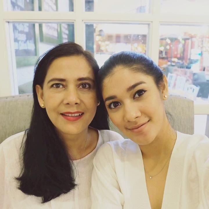 <p>Nah kalau ini, foto Lydia Kandou bersama putri keduanya, Naysila Mirdad. Sama-sama cantik kan, Bun. (Foto: Instagram @naymirdad)</p>
